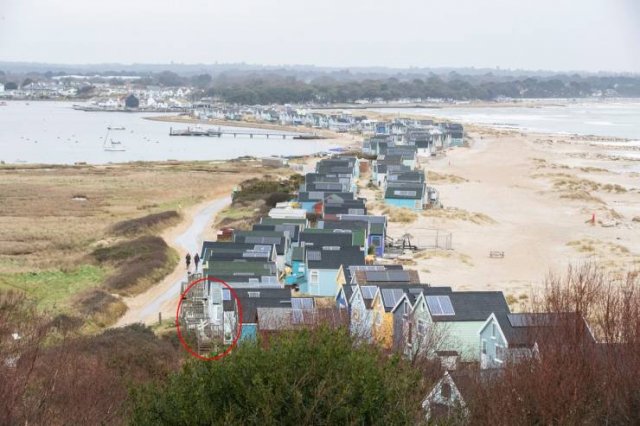 Tiny British Beach House For $450 Thousand (11 pics)