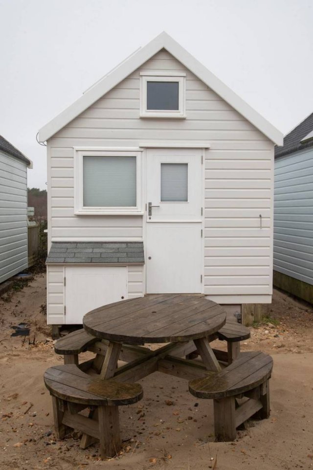 Tiny British Beach House For $450 Thousand (11 pics)