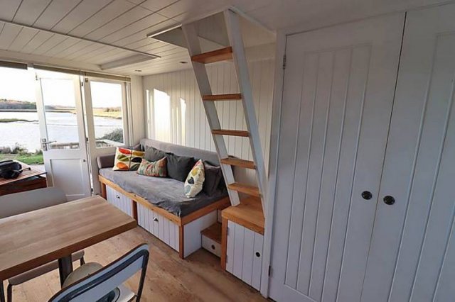 Tiny British Beach House For $450 Thousand (11 pics)