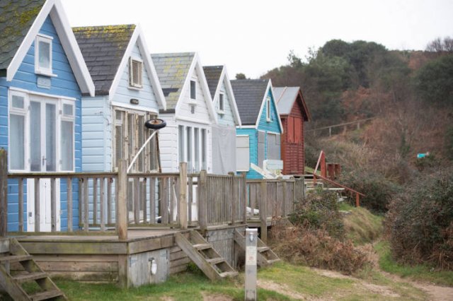Tiny British Beach House For $450 Thousand (11 pics)
