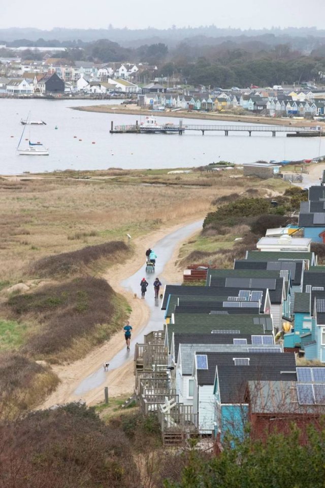 Tiny British Beach House For $450 Thousand (11 pics)