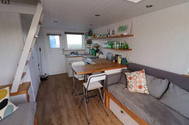 Tiny British Beach House For $450 Thousand (11 pics)