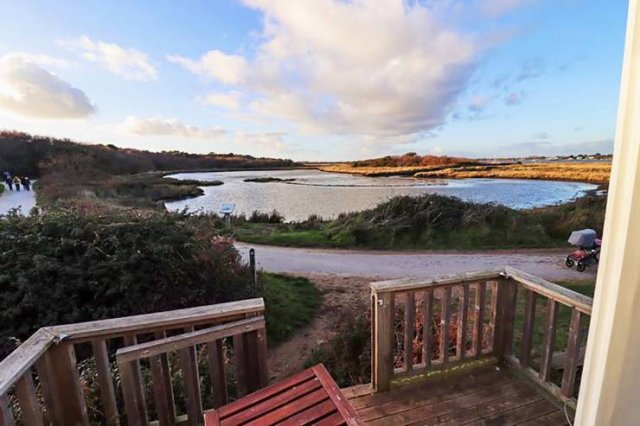Tiny British Beach House For $450 Thousand (11 pics)