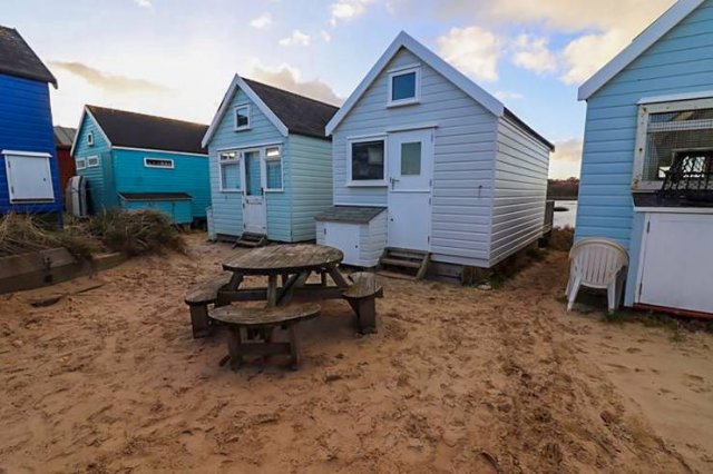 Tiny British Beach House For $450 Thousand (11 pics)