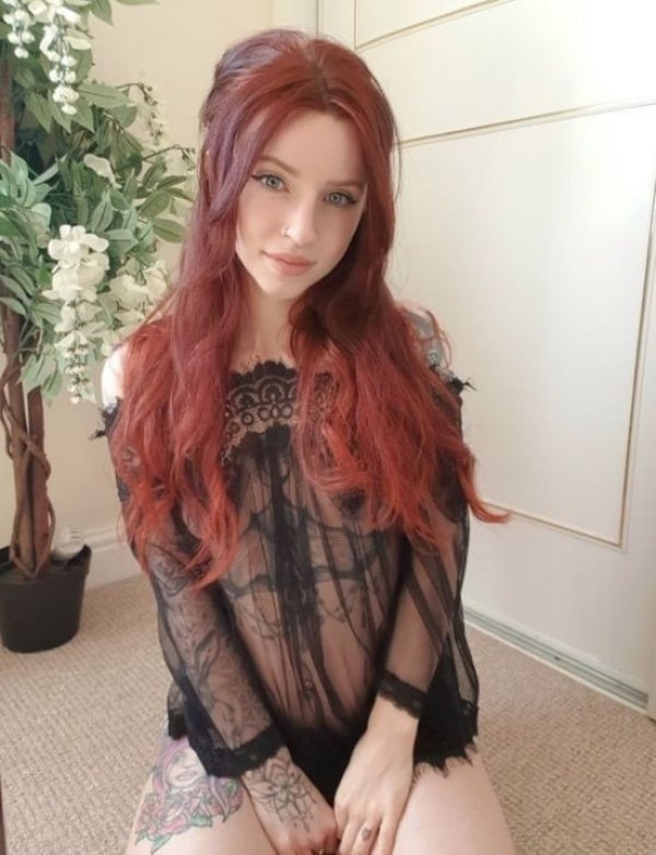 Girls In Lace And Fishnet (40 pics)