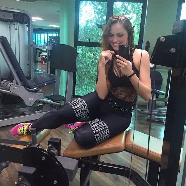 Girls In Yoga Pants (50 pics)