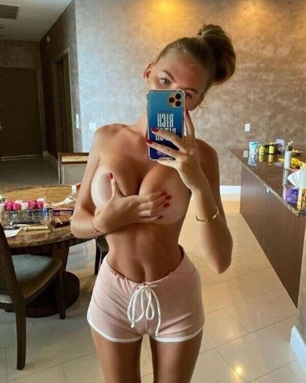 Busty Girls (37 pics)