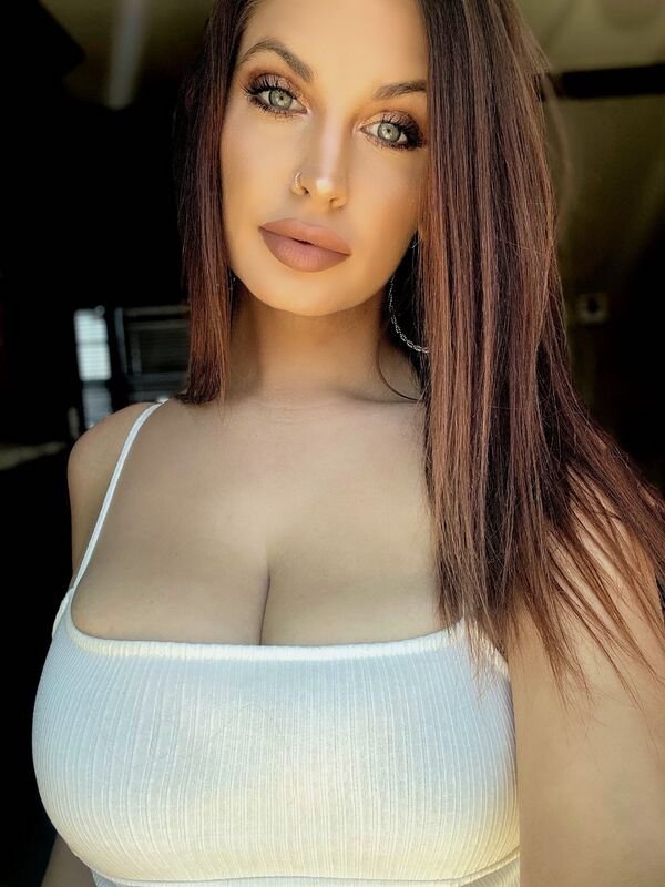 Busty Girls (37 pics)
