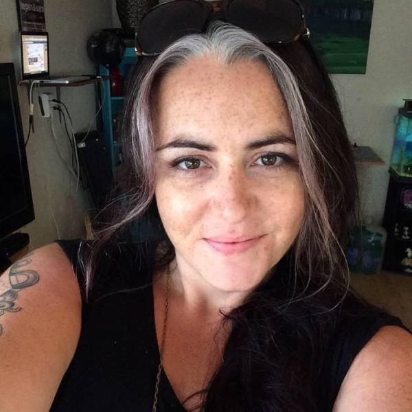 Women Who Accepted Their Gray Hair (20 pics)