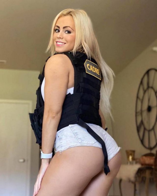 Girls In Shorts (50 pics)