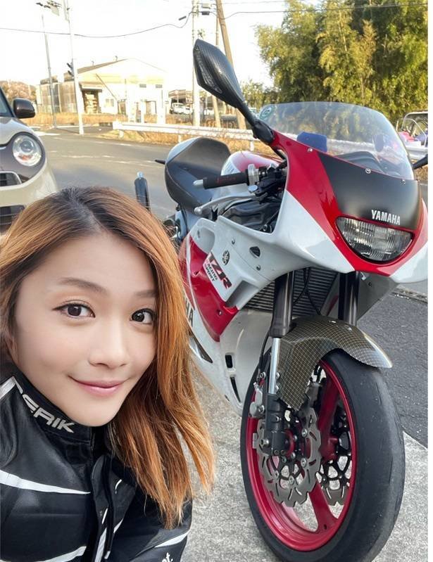 This Japanese Biker Girl Has Some Secret (9 pics)