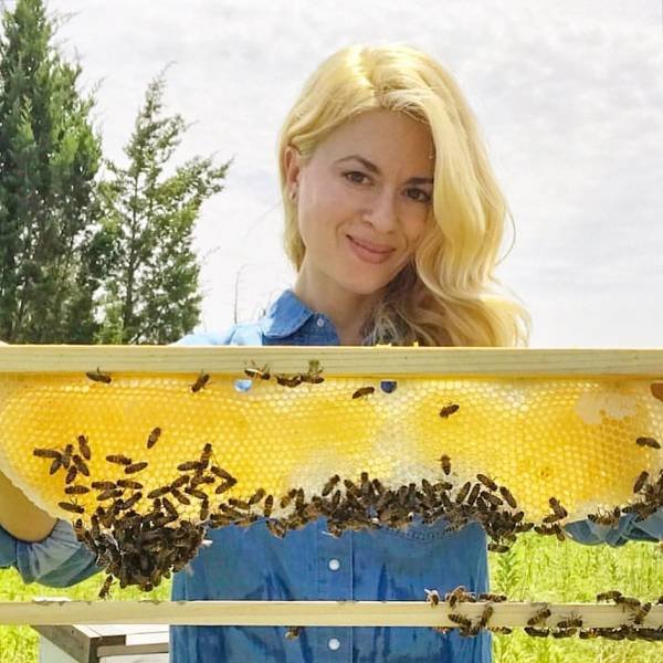 Texas Bee Queen (22 pics)