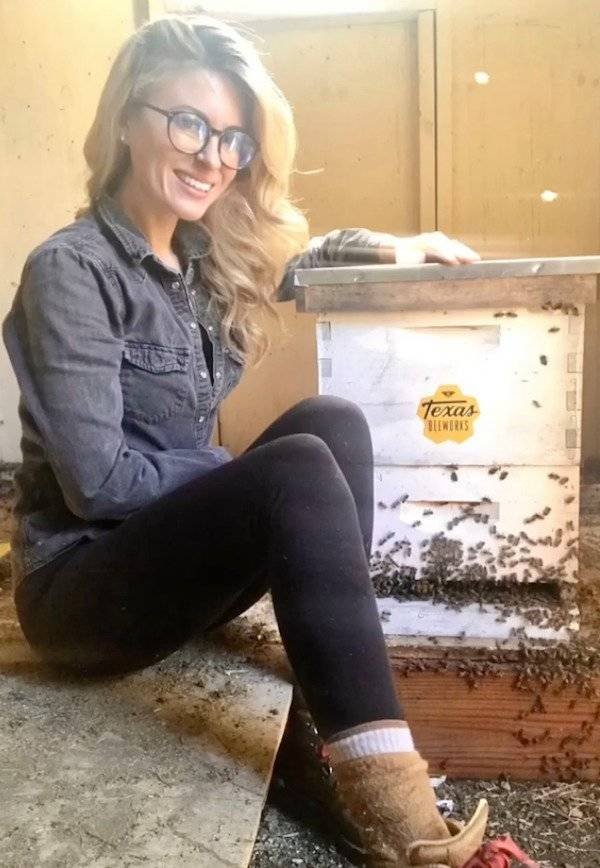 Texas Bee Queen (22 pics)