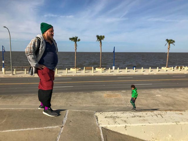Optical Illusions Turn People Into Giants (38 pics) Optical Illusions Turn People Into Giants (38 pics)