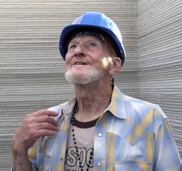 World's First 3D-Printed House For 70-Year Old Homeless Man (26 pics)