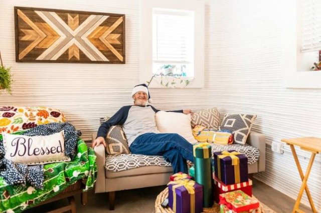 World's First 3D-Printed House For 70-Year Old Homeless Man (26 pics)