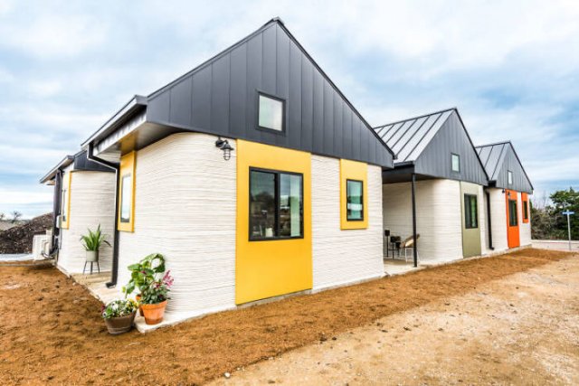 World's First 3D-Printed House For 70-Year Old Homeless Man (26 pics)
