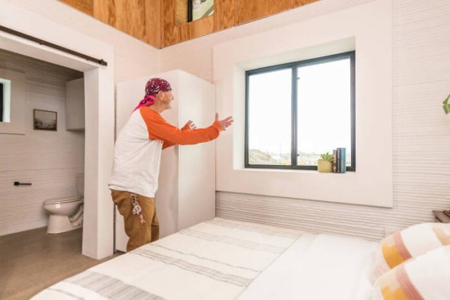 World's First 3D-Printed House For 70-Year Old Homeless Man (26 pics)