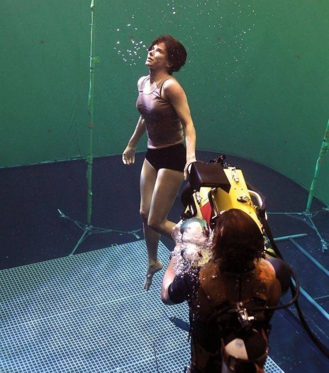 Behind The Scenes Of Popular Movies (24 pics)