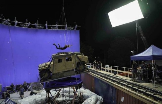 Behind The Scenes Of Popular Movies (24 pics) Behind The Scenes Of Popular Movies (24 pics)