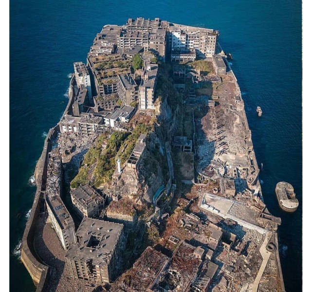 Abandoned Island In Japan (10 pics)