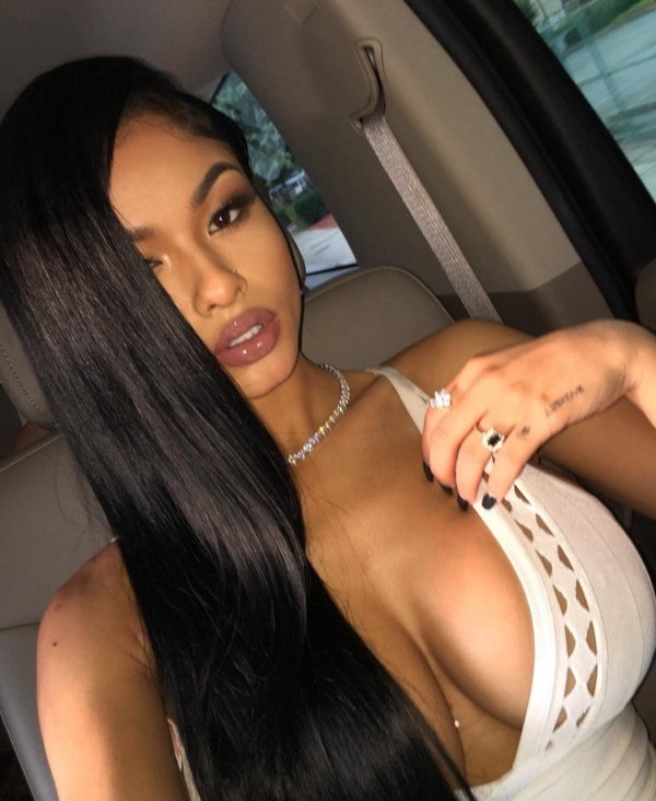 Hot Car Selfies (36 pics)