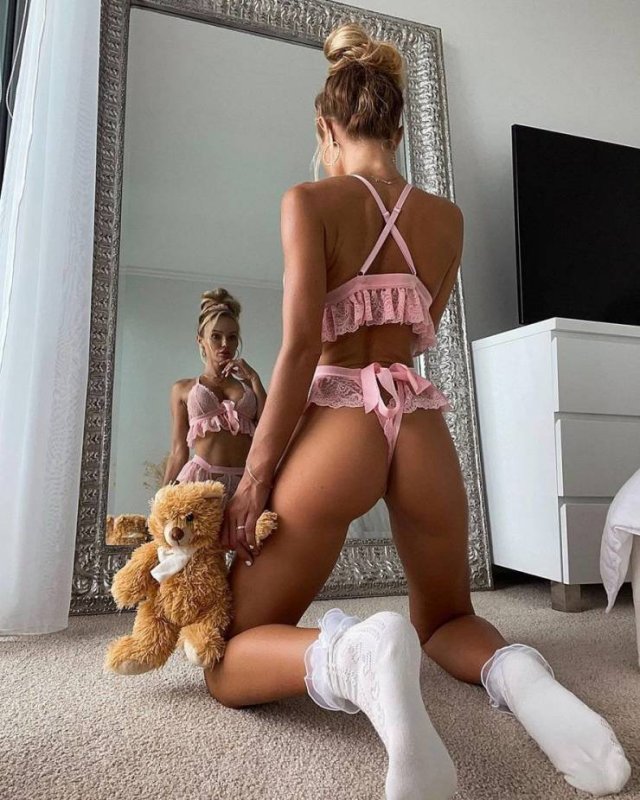 Girls In Lingerie (49 pics)