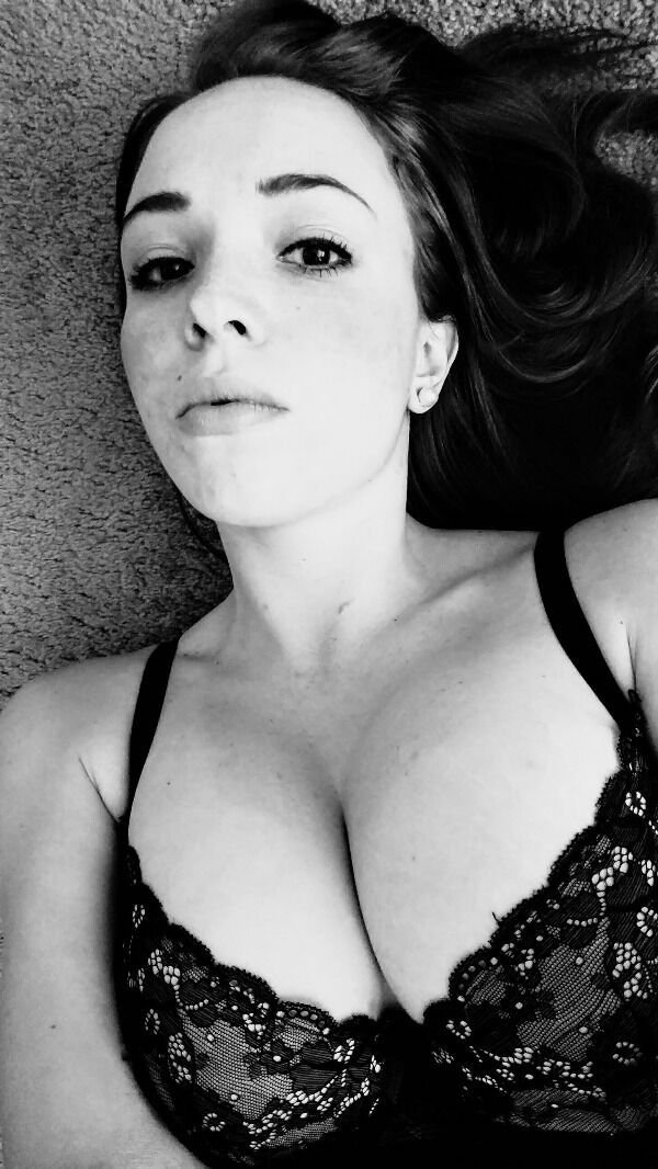Busty Girls (66 pics)