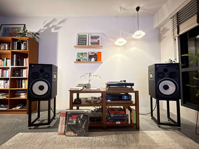 Stay Here And Listen To Music (24 pics)