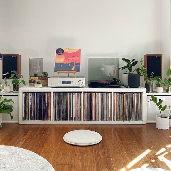 Stay Here And Listen To Music (24 pics)
