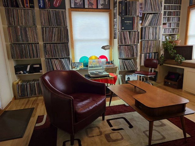 Stay Here And Listen To Music (24 pics)
