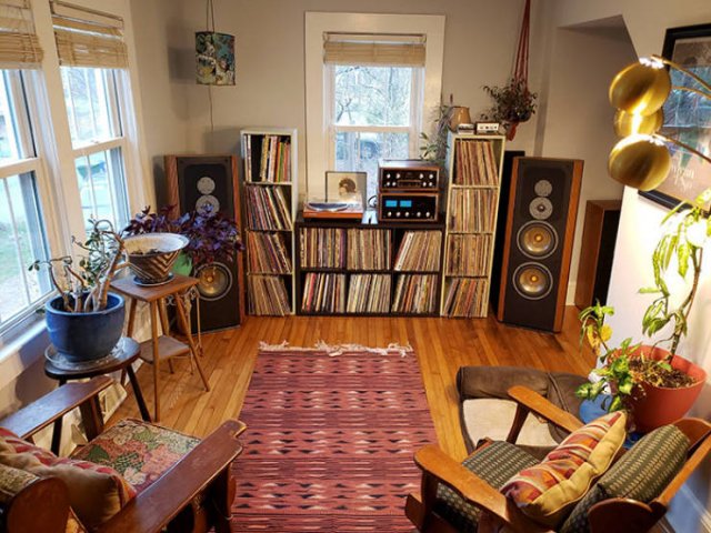 Stay Here And Listen To Music (24 pics)