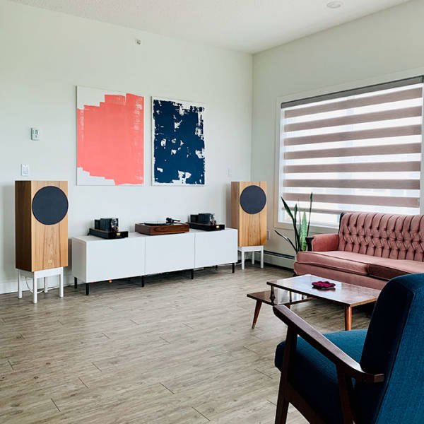 Stay Here And Listen To Music (24 pics)