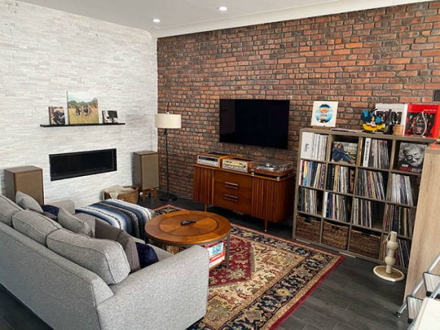 Stay Here And Listen To Music (24 pics)