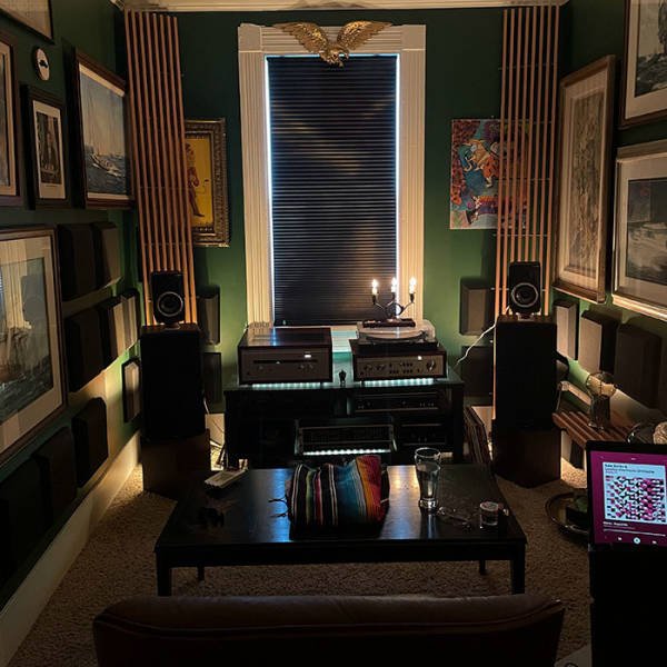 Stay Here And Listen To Music (24 pics)
