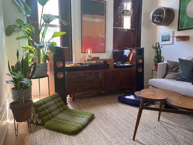 Stay Here And Listen To Music (24 pics)