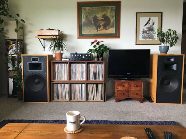 Stay Here And Listen To Music (24 pics)