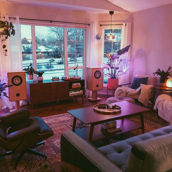Stay Here And Listen To Music (24 pics)