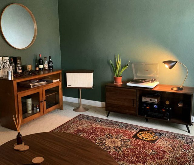 Stay Here And Listen To Music (24 pics)