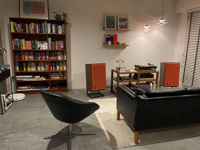 Stay Here And Listen To Music (24 pics)