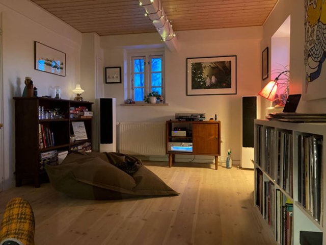 Stay Here And Listen To Music (24 pics)