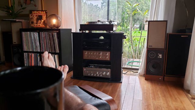 Stay Here And Listen To Music (24 pics)