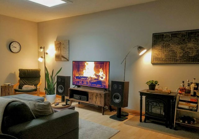 Stay Here And Listen To Music (24 pics)