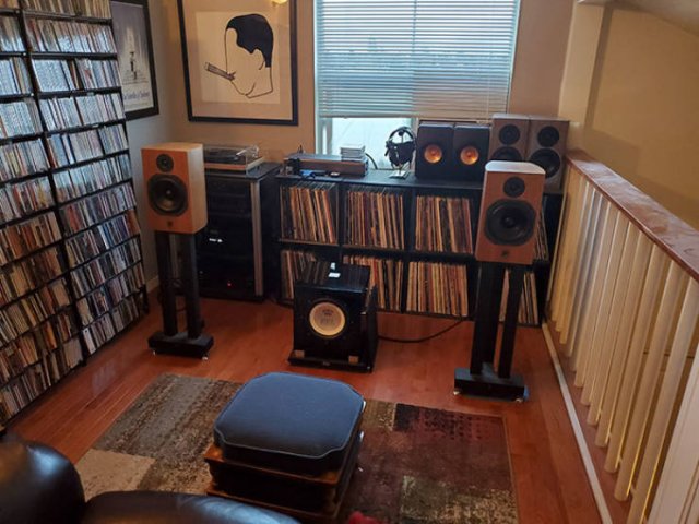 Stay Here And Listen To Music (24 pics)