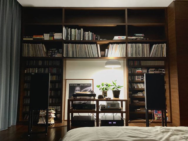 Stay Here And Listen To Music (24 pics)