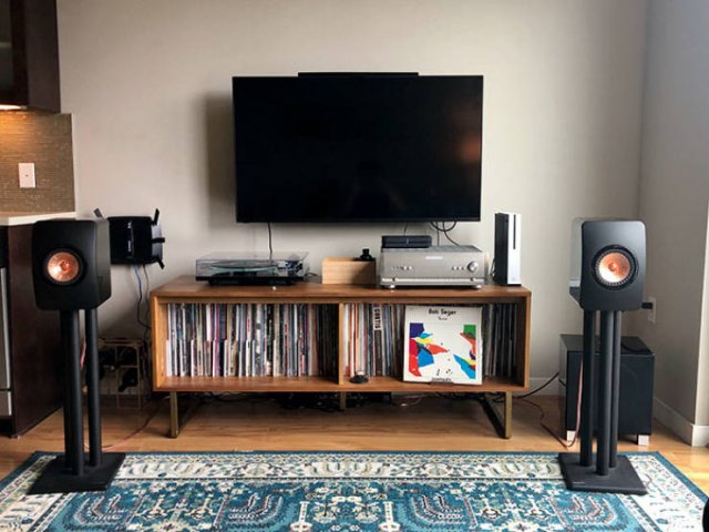Stay Here And Listen To Music (24 pics)