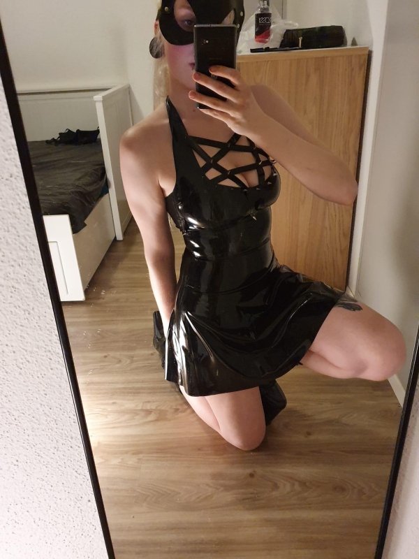 Girls In Latex And Leather (43 pics)