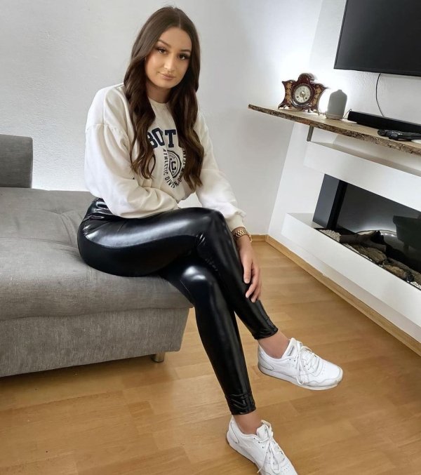Girls In Latex And Leather (43 pics)