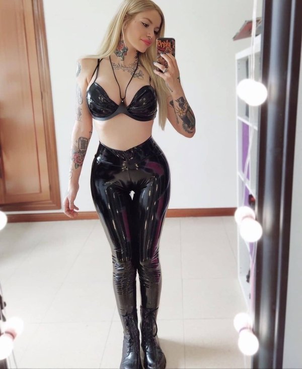Girls In Latex And Leather (43 pics)