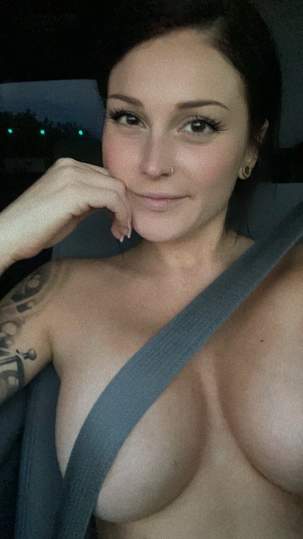 Braless Girls (33 pics)